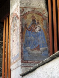 Madone d'Oropa. Fresque sur la maison du notaire Lateltin à Pilaz, Brusson -Photo Claudine Remacle